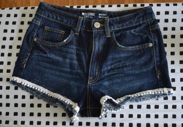 DIY Pom-pom Denim Shorts * Lou What Wear * DIY Jean Shorts (1)